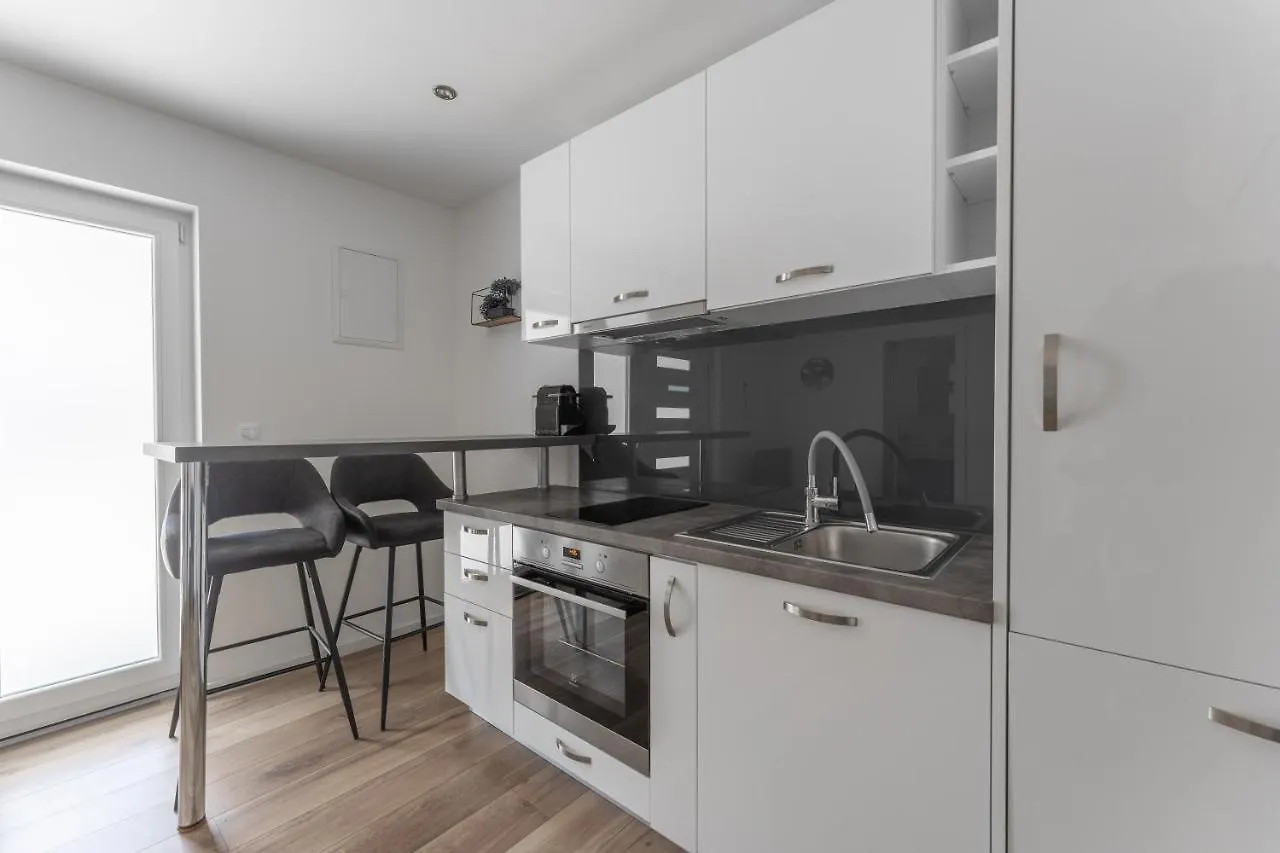Bernie Apartments With A Pool Задар