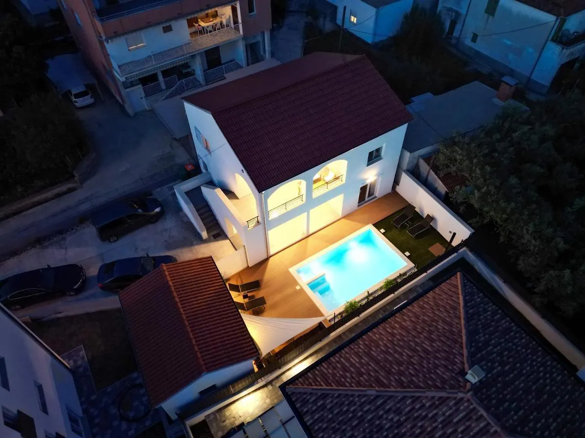 Bernie Apartments With A Pool Задар