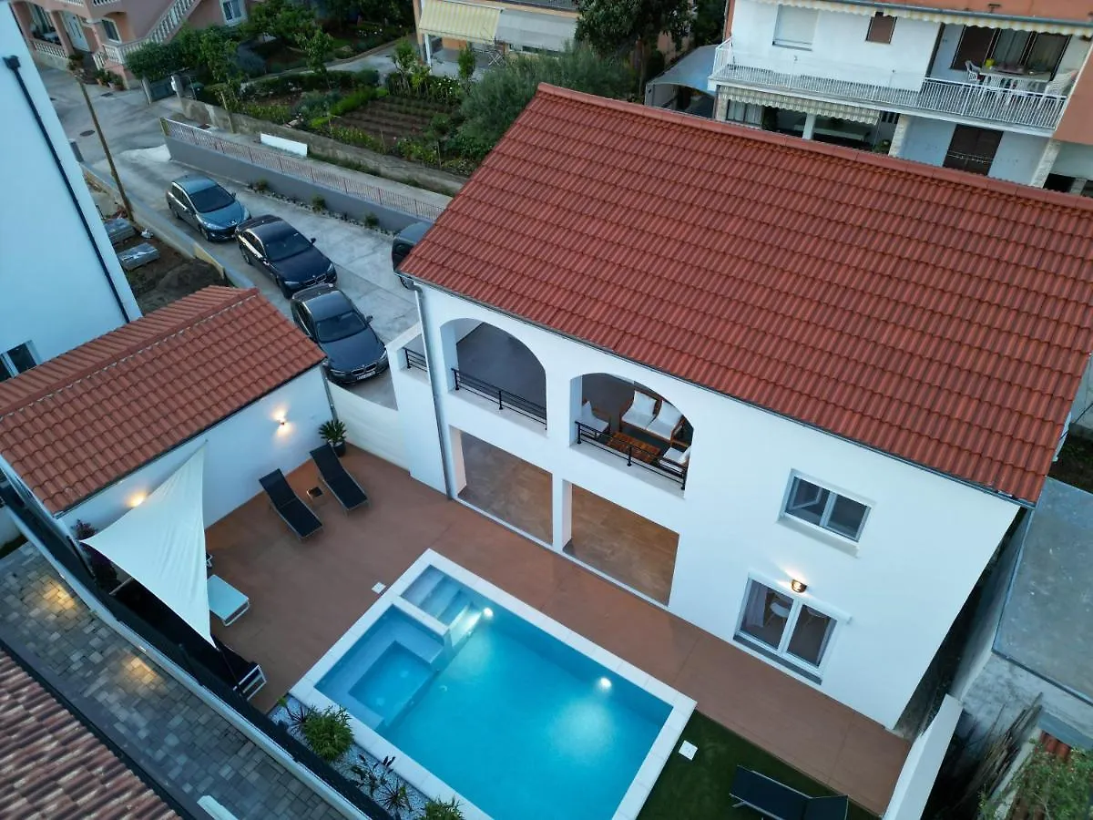 Bernie Apartments With A Pool Задар Хорватия