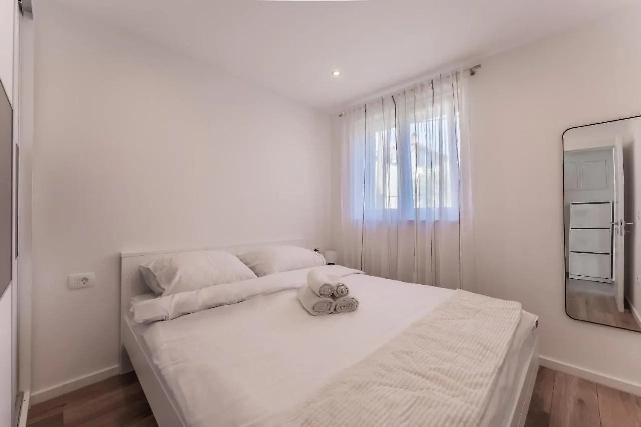 Bernie Apartments With A Pool Zadar