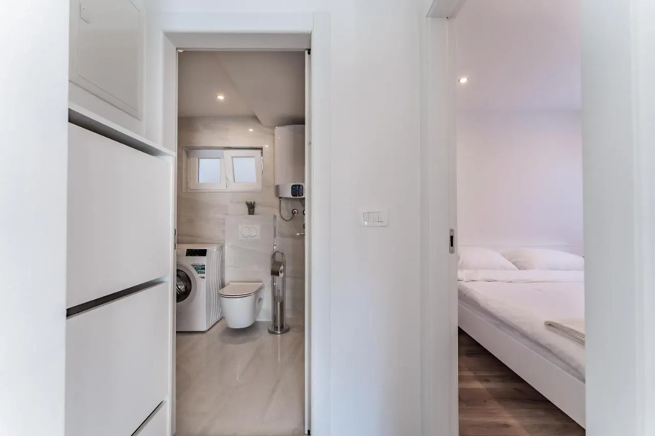 Bernie Apartments With A Pool Zadar Croácia