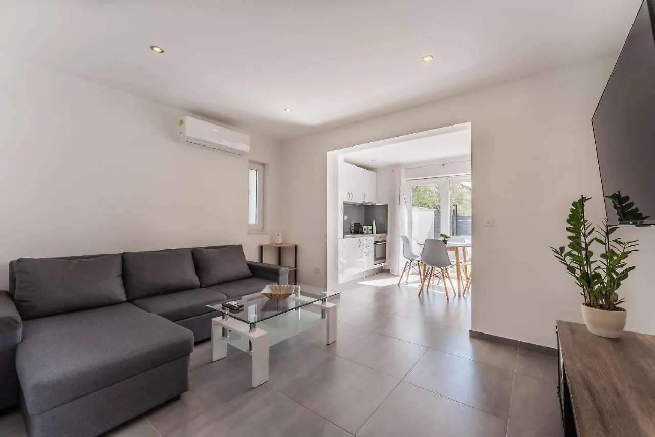Bernie Apartments With A Pool Zadar