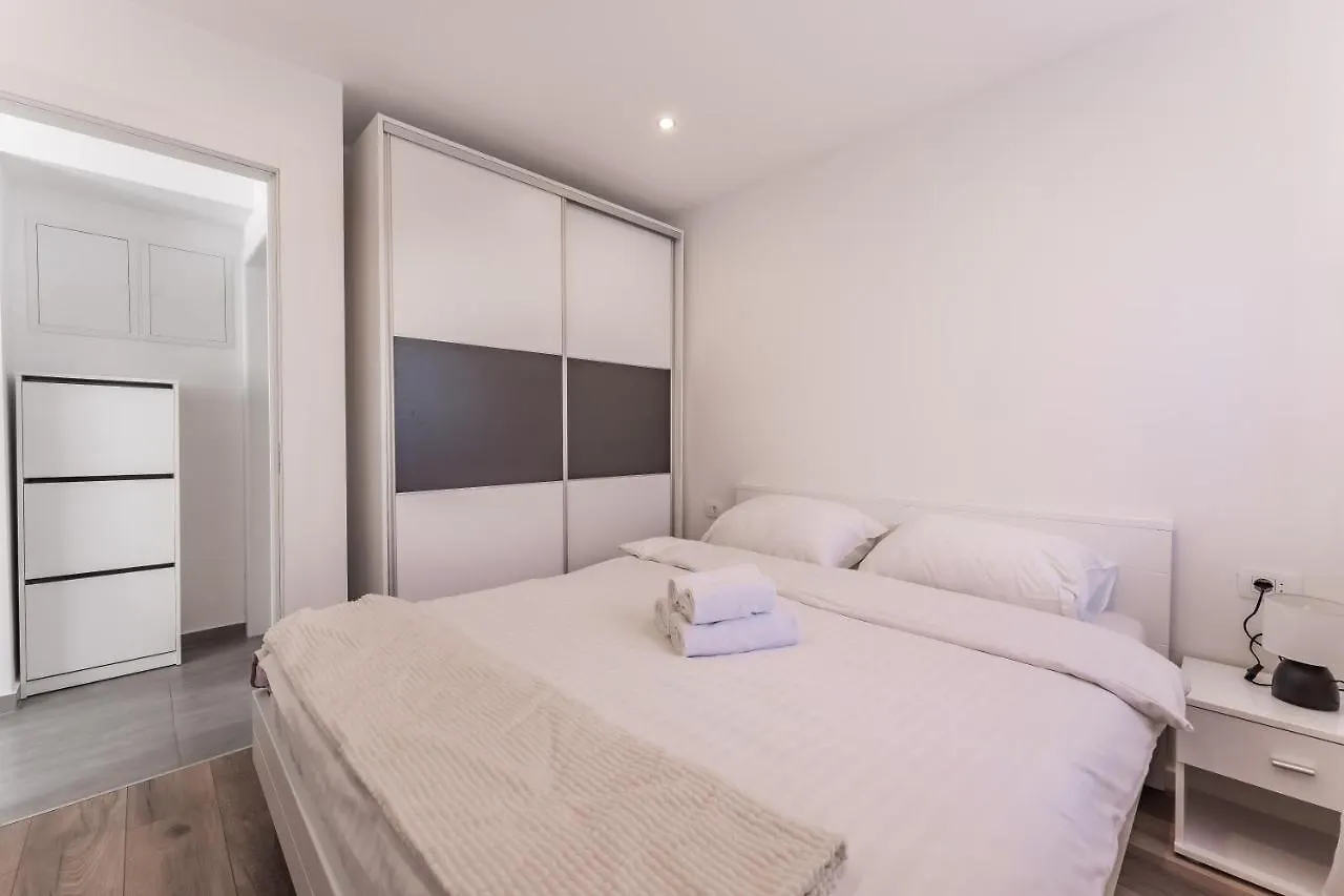 Bernie Apartments With A Pool Zadar