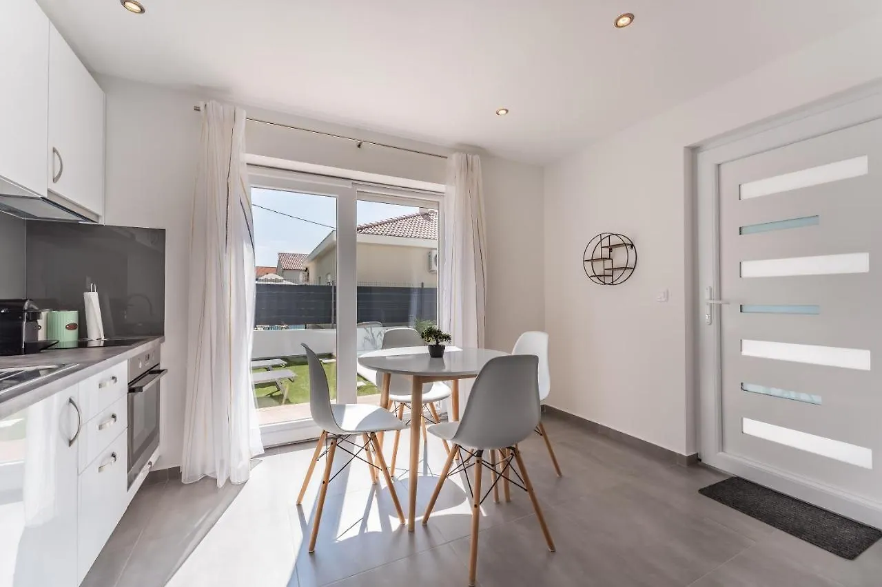 Bernie Apartments With A Pool Задар