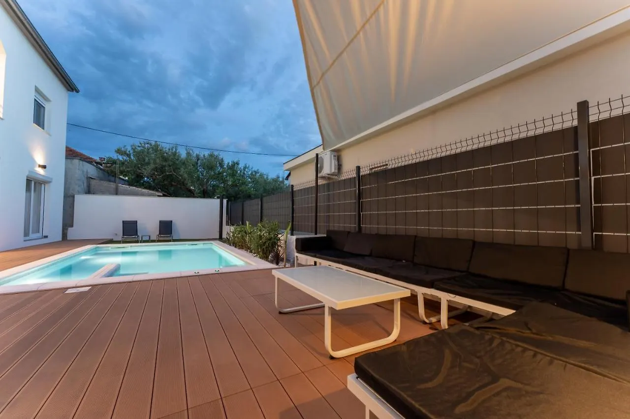 Bernie Apartments With A Pool Zadar