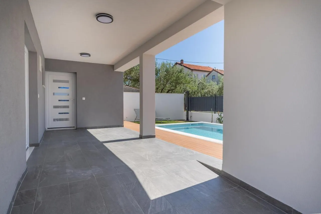 Bernie Apartments With A Pool Zadar