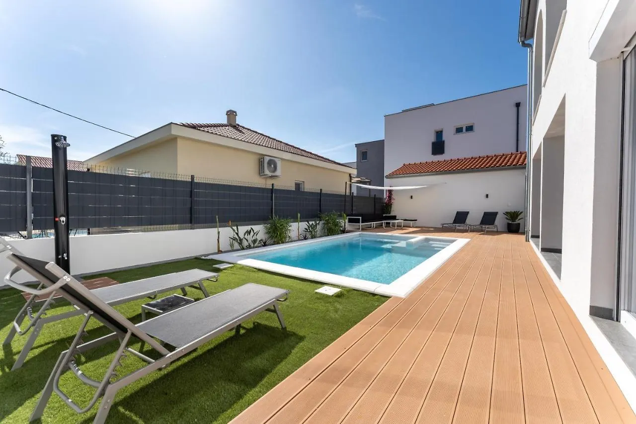 Bernie Apartments With A Pool Задар