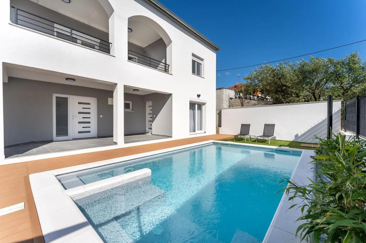 Bernie Apartments With A Pool Задар Хорватия