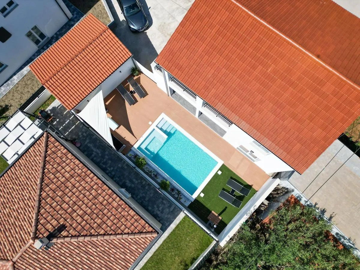 Bernie Apartments With A Pool Задар
