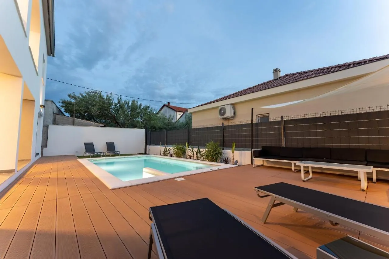 Bernie Apartments With A Pool Zadar