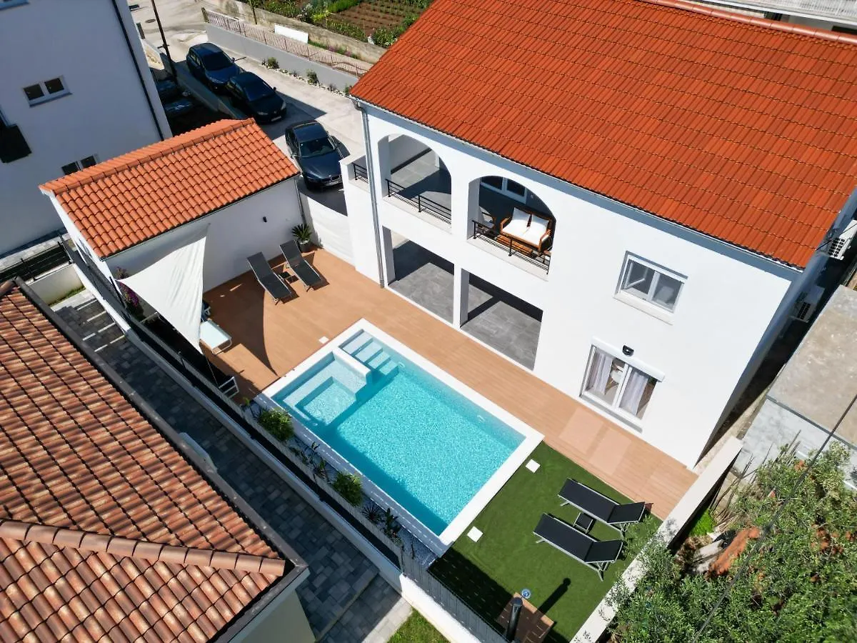 Bernie Apartments With A Pool Задар Хорватия